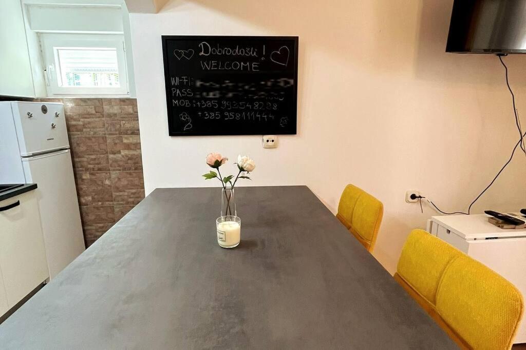 Lijepo Ureden Stan U Centru Grada Apartman Knin Kültér fotó