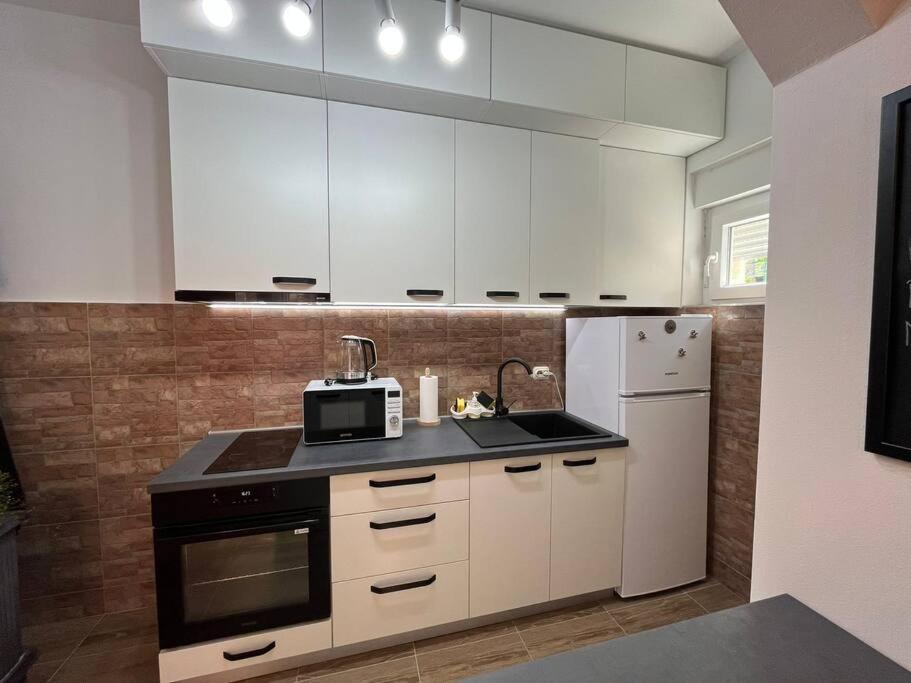Lijepo Ureden Stan U Centru Grada Apartman Knin Kültér fotó