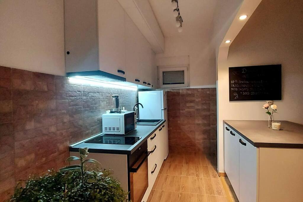 Lijepo Ureden Stan U Centru Grada Apartman Knin Kültér fotó