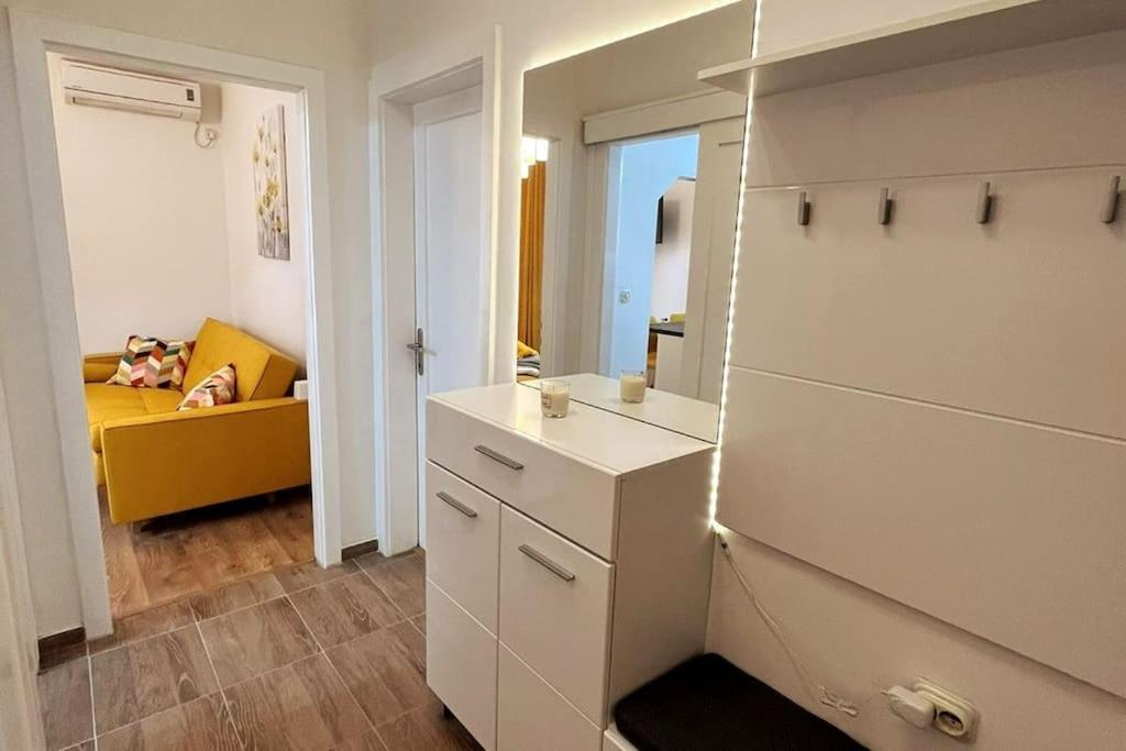 Lijepo Ureden Stan U Centru Grada Apartman Knin Kültér fotó